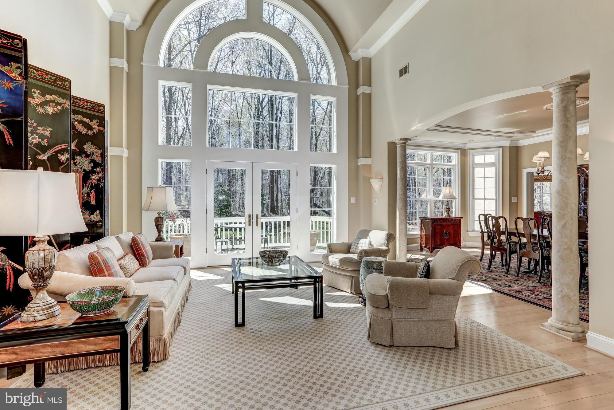 894 Chinquapin Road McLean, VA 22102 - Photo 5 of 30 Living Room