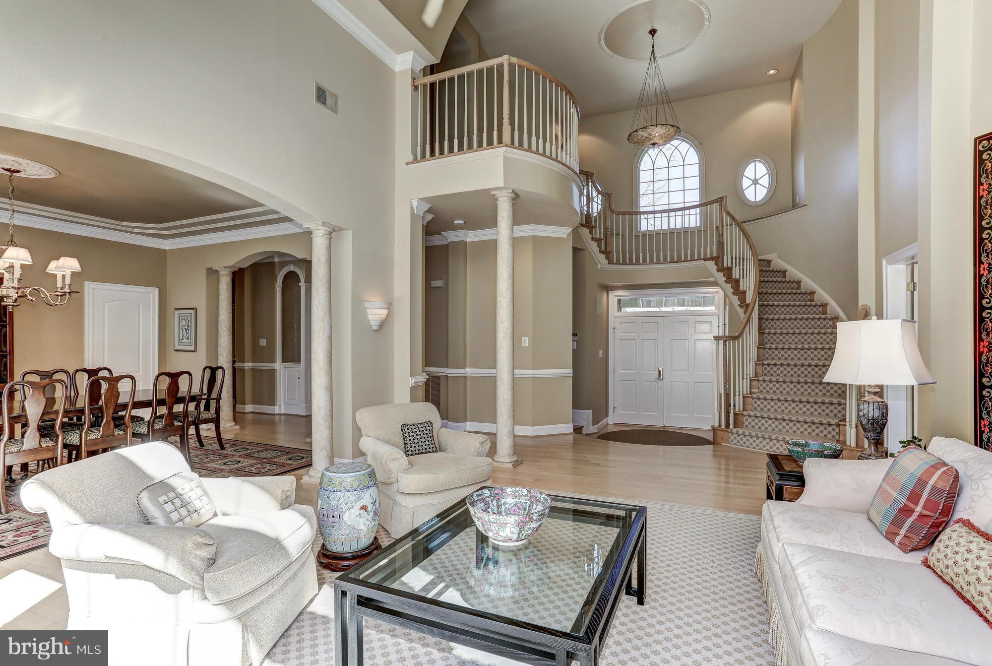 894 Chinquapin Road McLean, VA 22102 - Photo 6 of 30 Living Room
