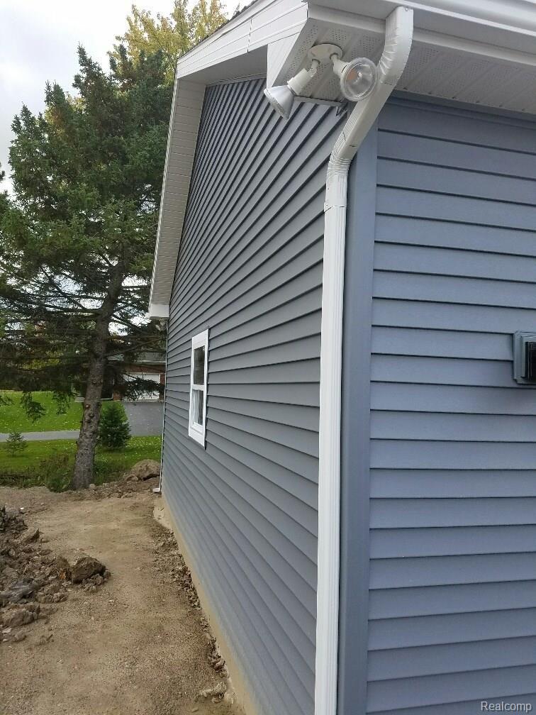 3000 Bigelow Road Howell, MI 48855 - Photo 7 of 23 Side view (2).jpg