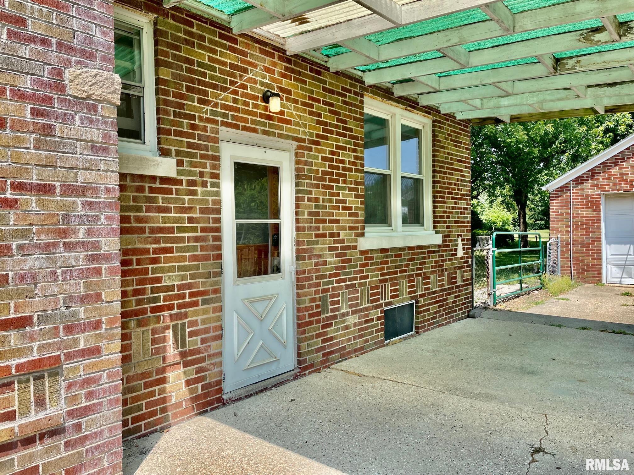 2529 East Keys Avenue Springfield, IL 62702 - Photo 2 of 20