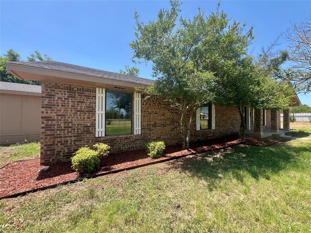 150 Sandlin Court Springtown, TX 76082 - Photo 3 of 38