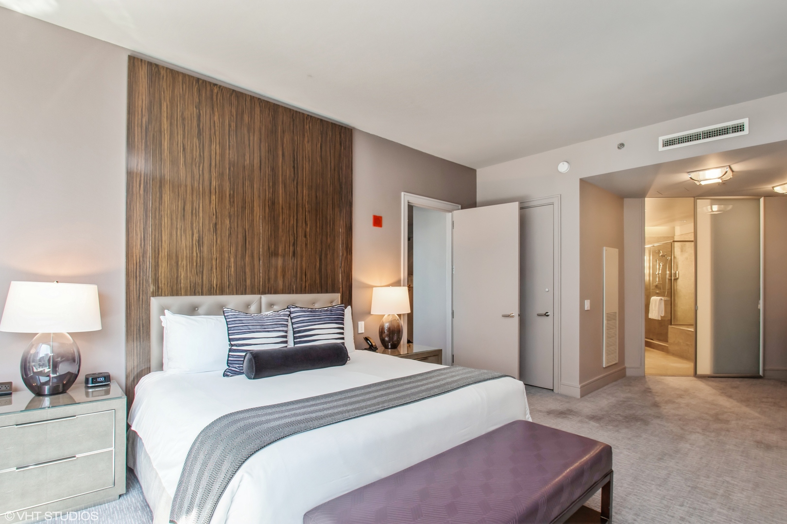 401 North Wabash Avenue, Unit 2526 Chicago, IL 60611 - Photo 6 of 19 a bedroom with a bed and a lamp