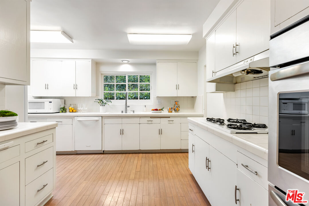 1714 Westridge Road Los Angeles, CA 90049 - Photo 17 of 41 Gallery Image 17