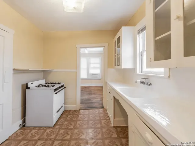 $1,050 | 631 East Ashby Place, San Antonio, TX 78212