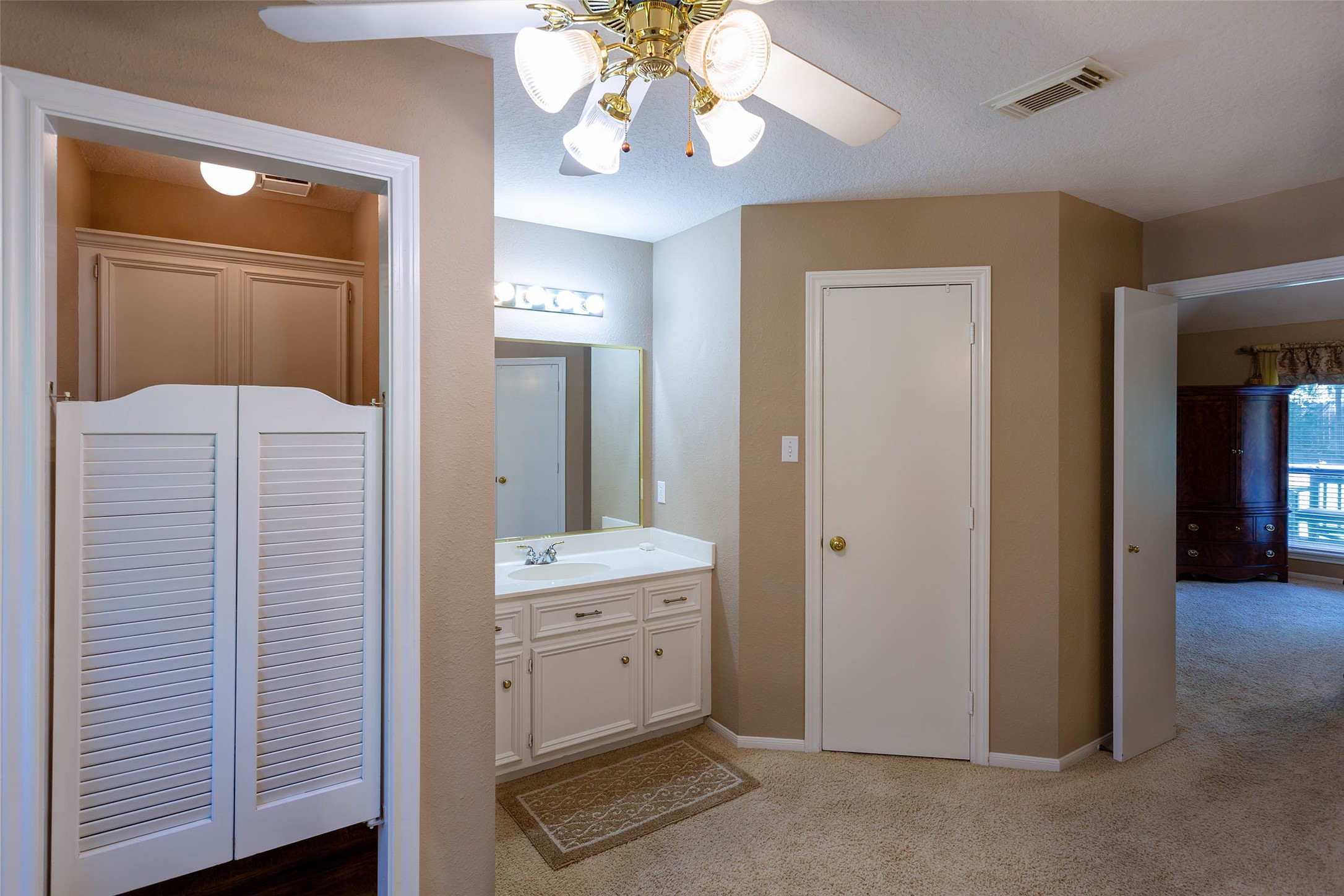 217 Tupelo Lane Conroe, TX 77304 - Photo 11 of 26 Primary Bath