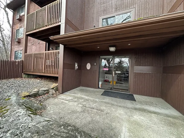 $2,190 | 340 Sunderland Road, Unit 17A, Worcester, MA 01604