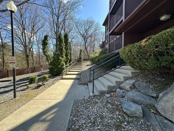 $2,150 | 340 Sunderland Road, Unit 17A, Worcester, MA 01604