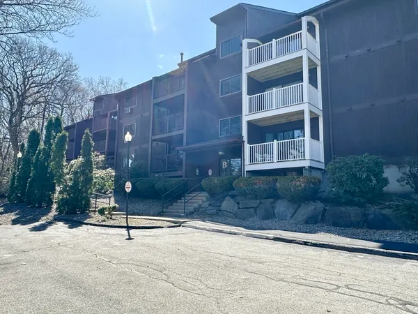 $2,150 | 340 Sunderland Road, Unit 17A, Worcester, MA 01604