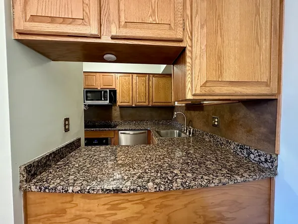$2,150 | 340 Sunderland Road, Unit 17A, Worcester, MA 01604
