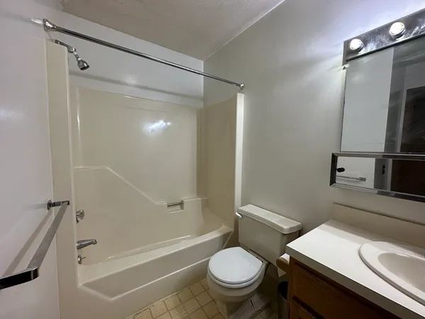 $2,190 | 340 Sunderland Road, Unit 17A, Worcester, MA 01604