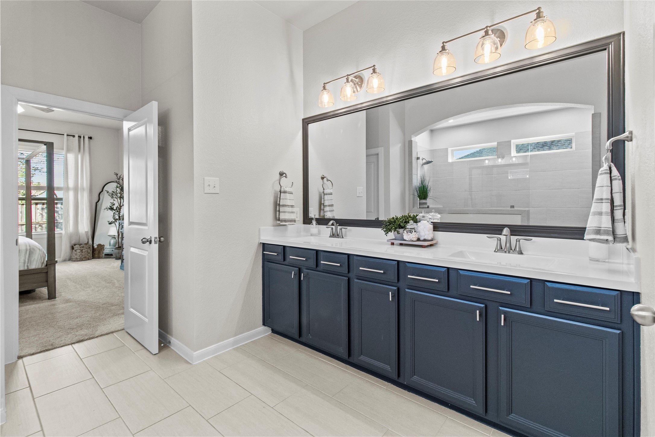 10010 Napier Drive Rosharon, TX 77583 - Photo 14 of 38 Primary bathroom with double vanities
