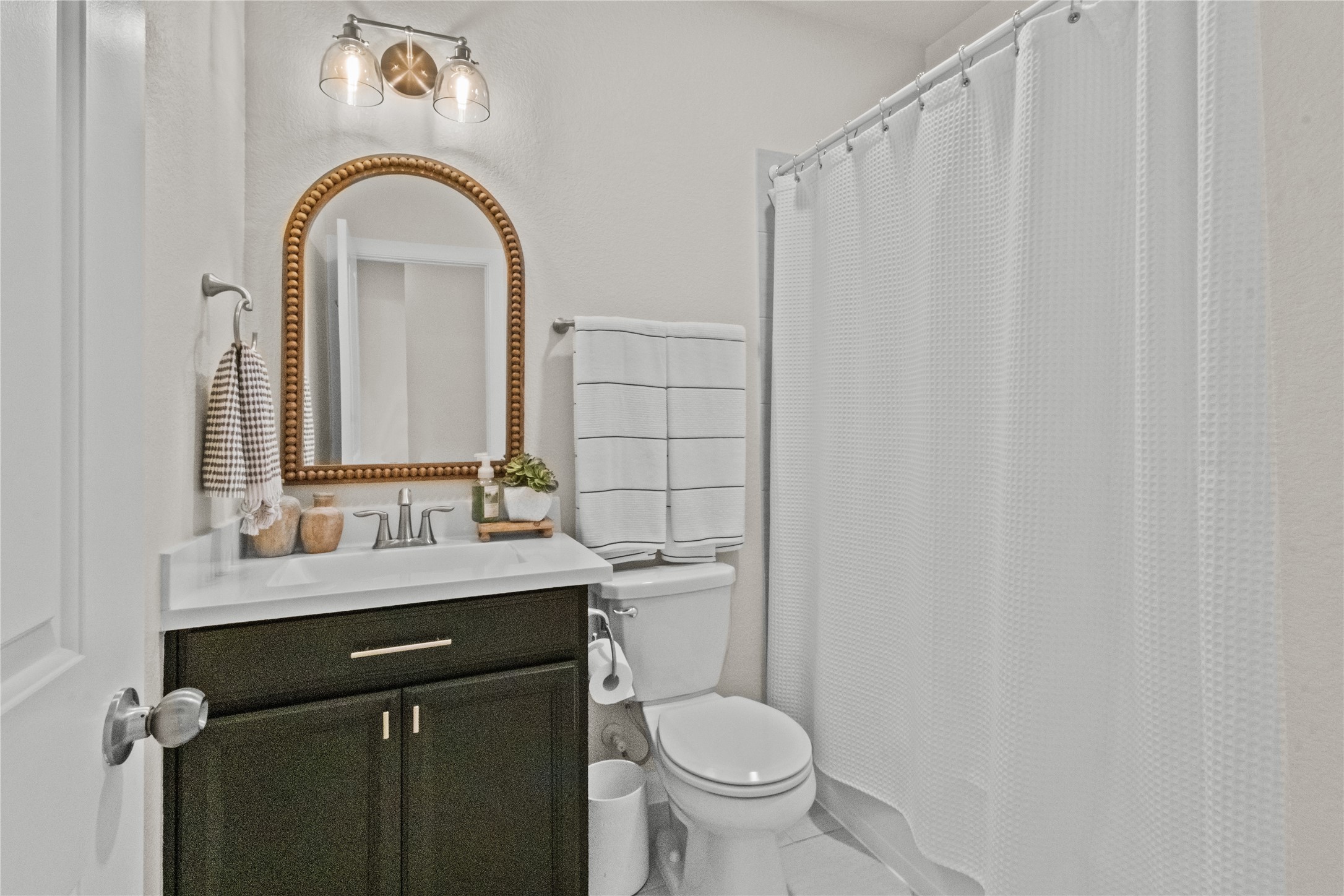 10010 Napier Drive Rosharon, TX 77583 - Photo 18 of 38 Secondary Bathroom