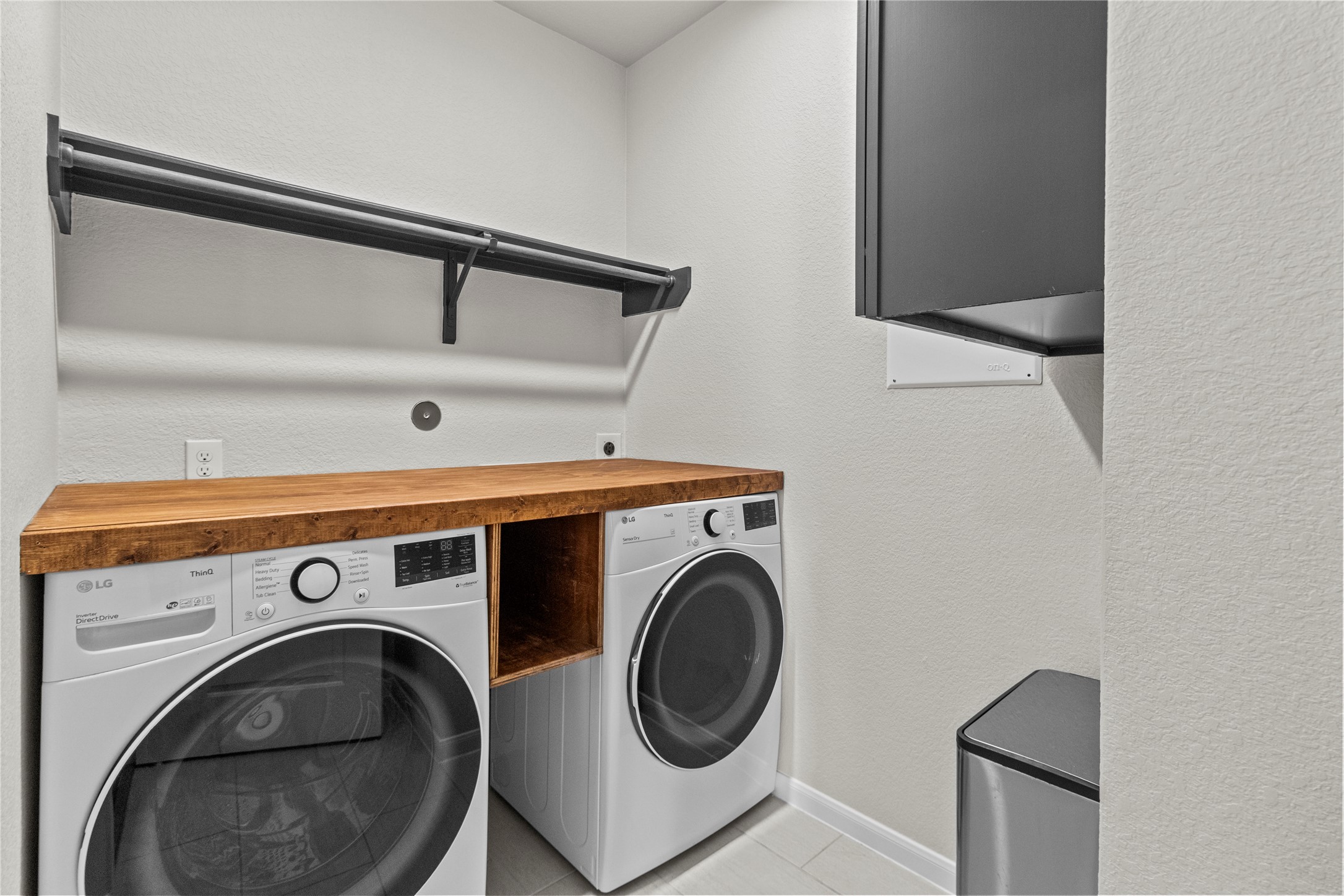 10010 Napier Drive Rosharon, TX 77583 - Photo 22 of 38 Laundry Room with storage options
