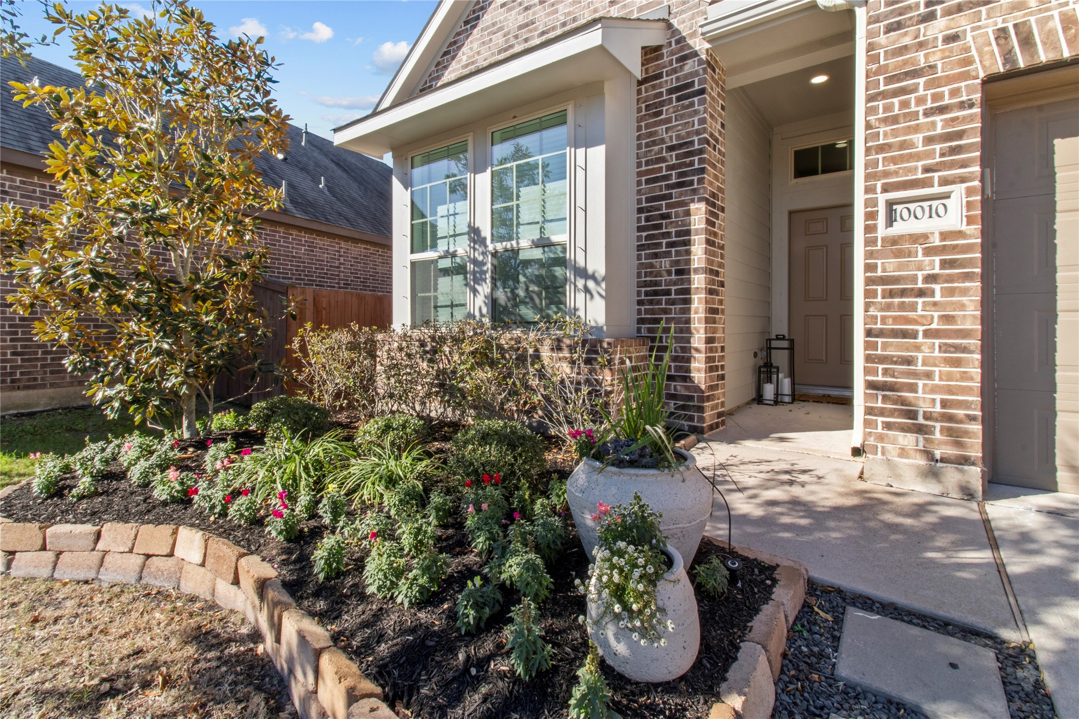 10010 Napier Drive Rosharon, TX 77583 - Photo 3 of 38 Front exterior with well-kept landscaping