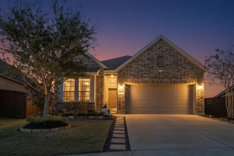 10010 Napier Drive Rosharon, TX 77583 - Photo 4 of 38 Inviting curb appeal, day or night