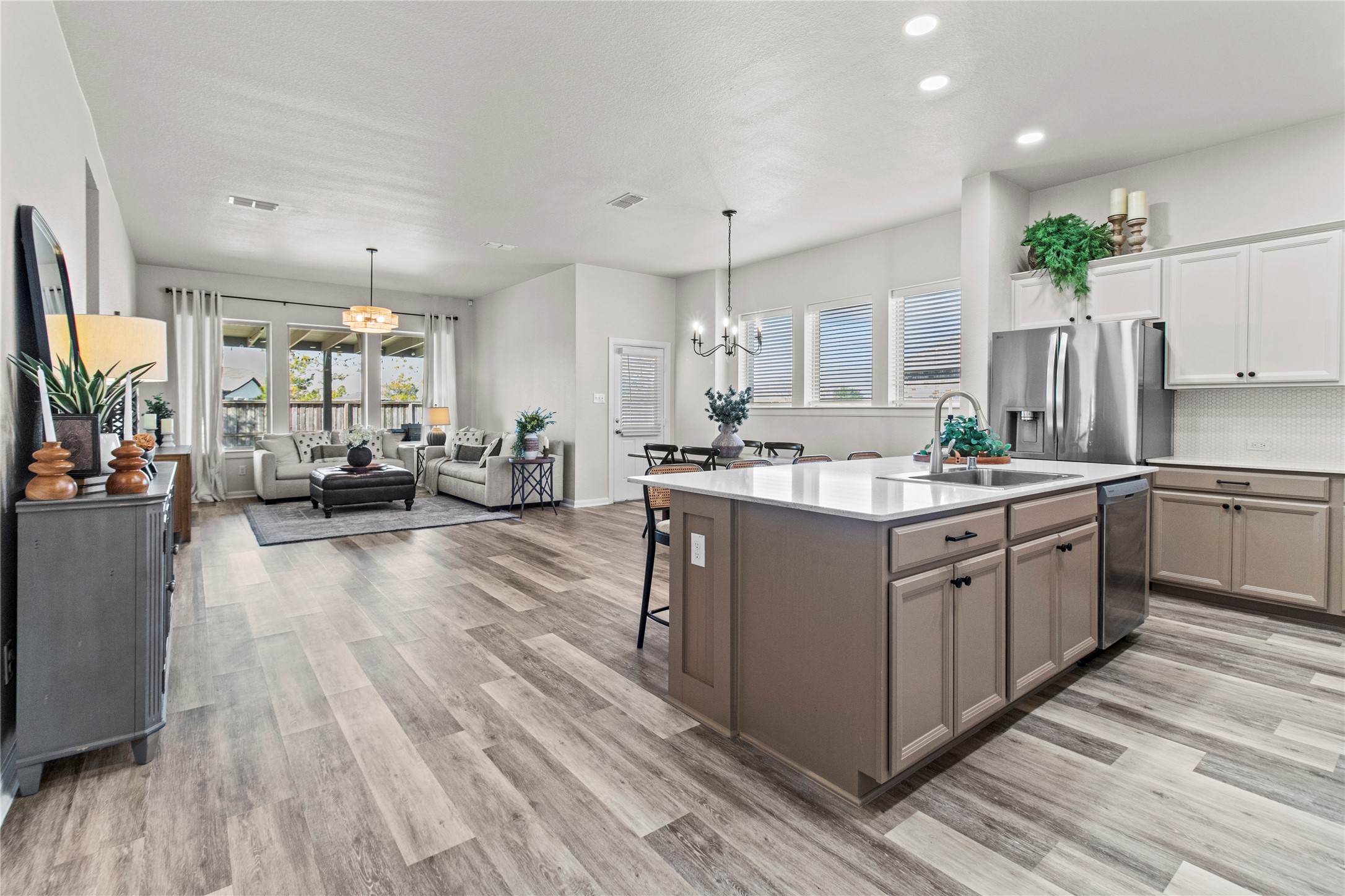 10010 Napier Drive Rosharon, TX 77583 - Photo 6 of 38 Spacious open-concept living area ideal for everyday living or gatherings.