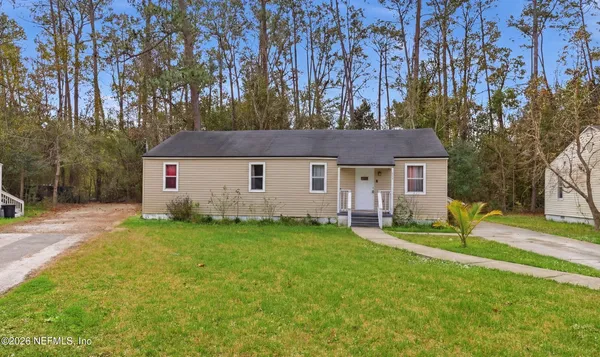 a view of a yard in front of a house
