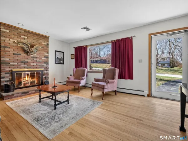 $319,900 | 127 Pollys Lane, Montville, CT 06382