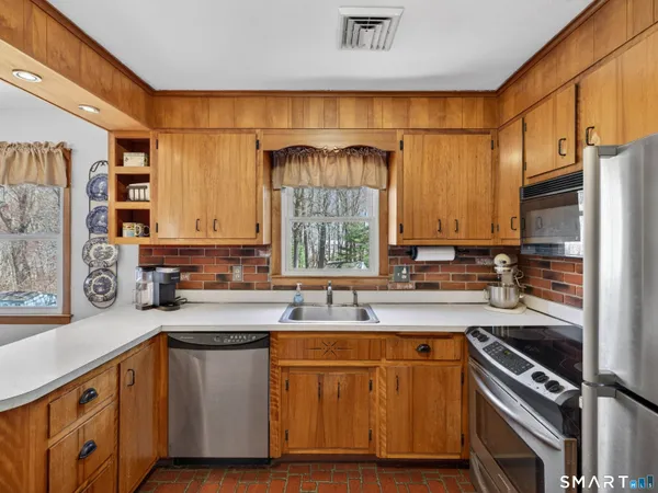 $319,900 | 127 Pollys Lane, Montville, CT 06382
