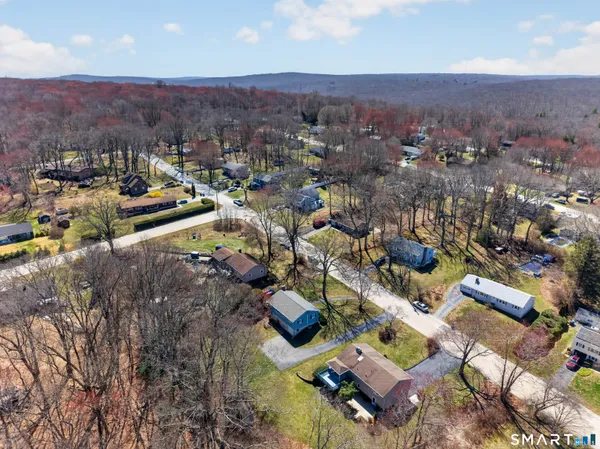 $319,900 | 127 Pollys Lane, Montville, CT 06382
