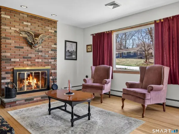 $319,900 | 127 Pollys Lane, Montville, CT 06382