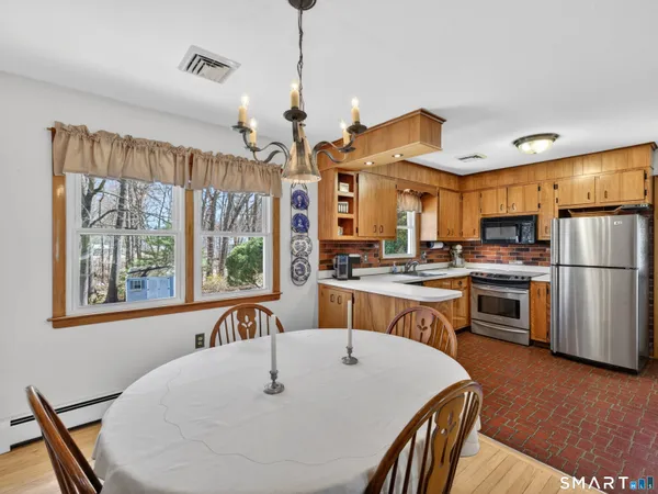 $319,900 | 127 Pollys Lane, Montville, CT 06382