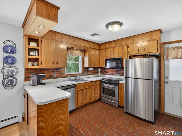 $319,900 | 127 Pollys Lane, Montville, CT 06382