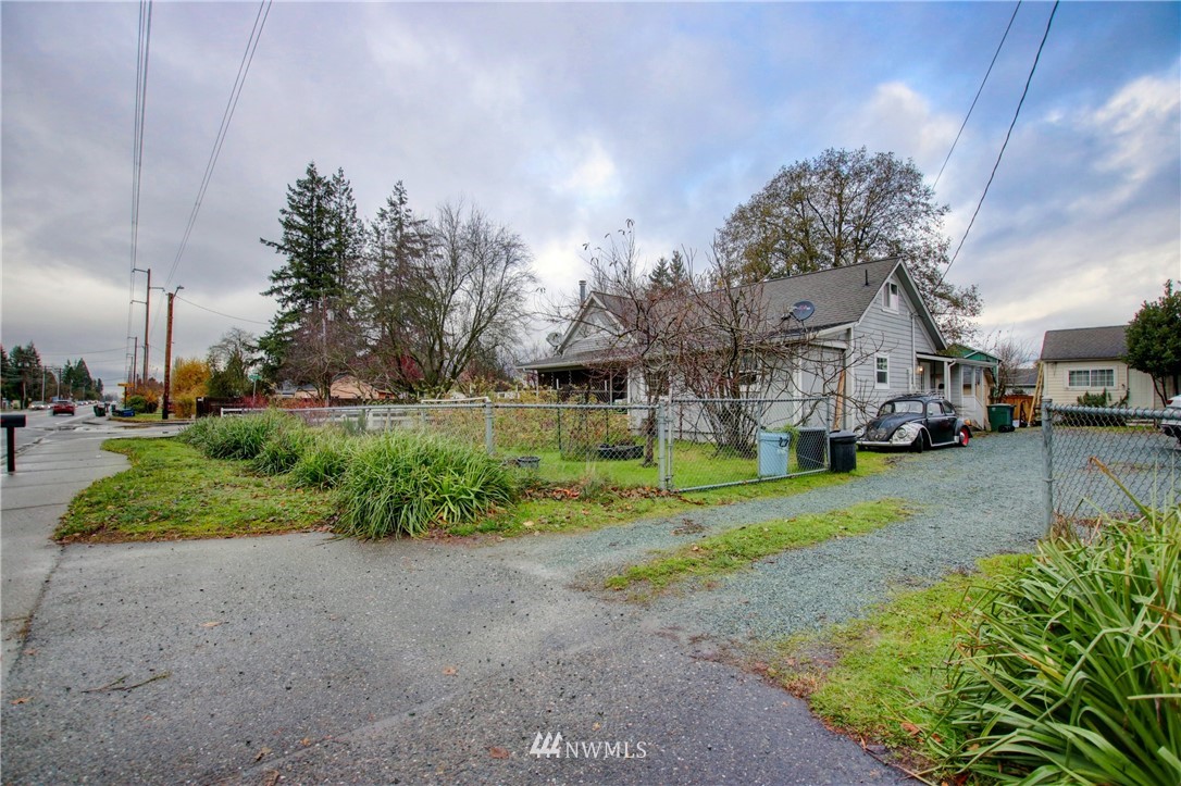 910 Cook Road Sedro-Woolley, WA 98284 - Photo 2 of 37 a view of a town with barn house