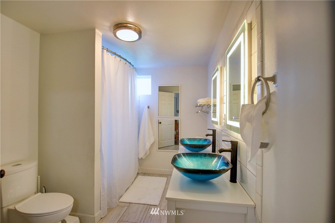 910 Cook Road Sedro-Woolley, WA 98284 - Photo 15 of 37 a bathroom with a toilet and a sink