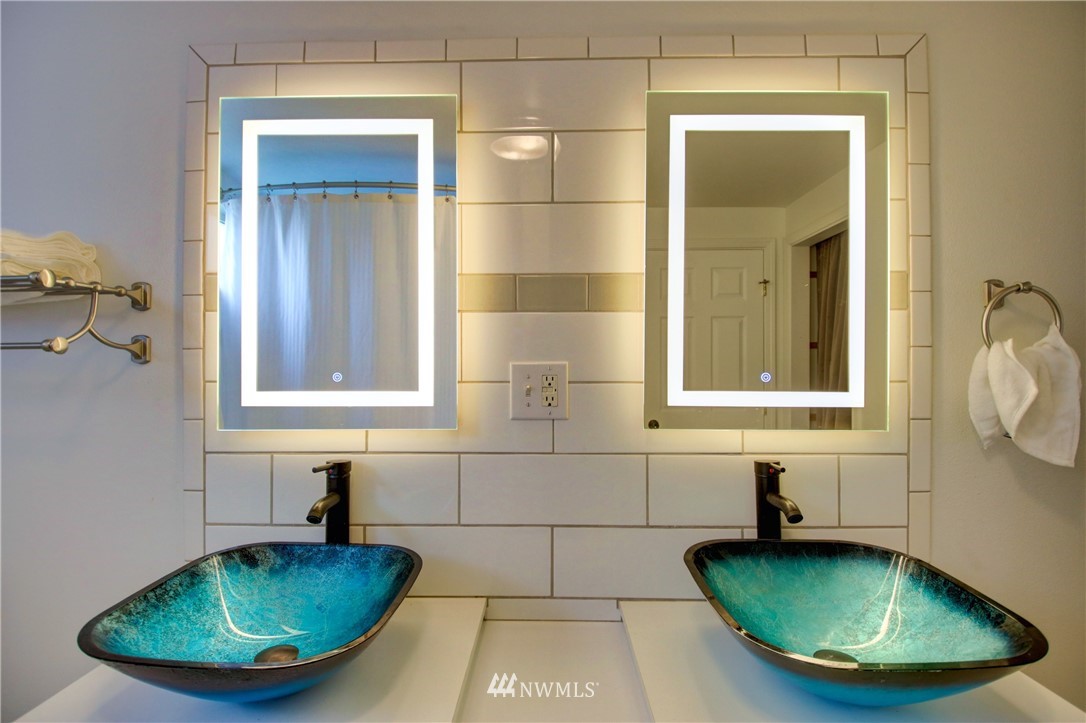 910 Cook Road Sedro-Woolley, WA 98284 - Photo 17 of 37 a bathroom with a sink a mirror and bathtub