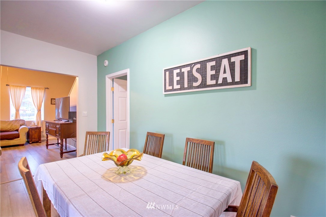910 Cook Road Sedro-Woolley, WA 98284 - Photo 20 of 37 a dining room with furniture and wooden floor
