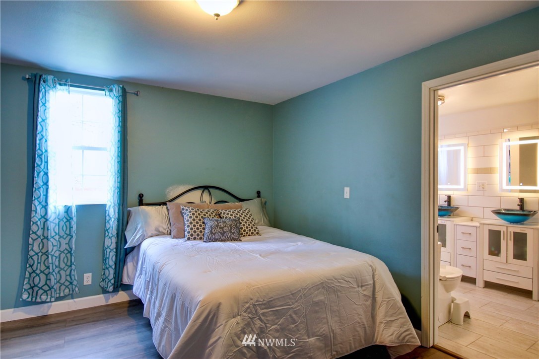 910 Cook Road Sedro-Woolley, WA 98284 - Photo 26 of 37 a bedroom with a bed and a window