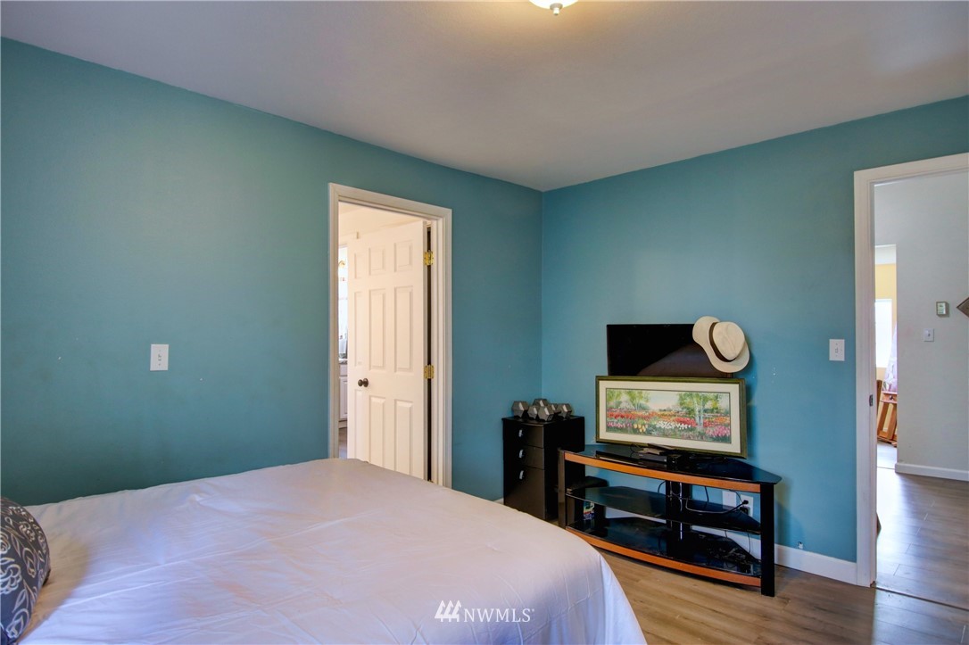 910 Cook Road Sedro-Woolley, WA 98284 - Photo 27 of 37 a bedroom with a bed and a television