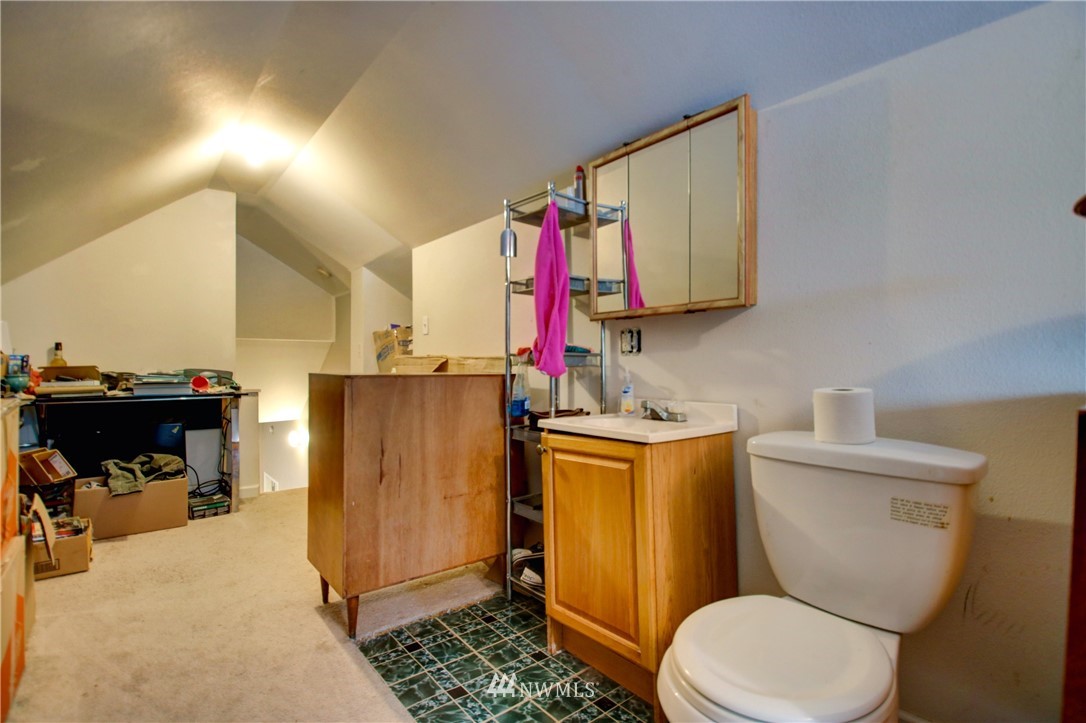 910 Cook Road Sedro-Woolley, WA 98284 - Photo 35 of 37 a bathroom with a sink toilet and granite