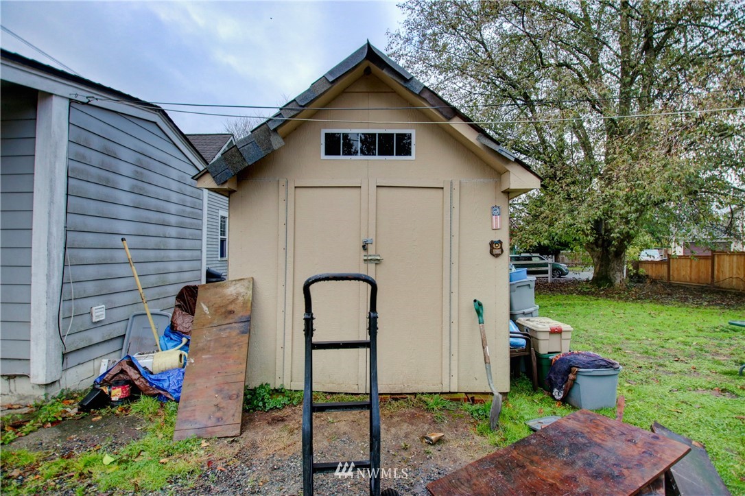 910 Cook Road Sedro-Woolley, WA 98284 - Photo 8 of 37 a front view of a house with garden
