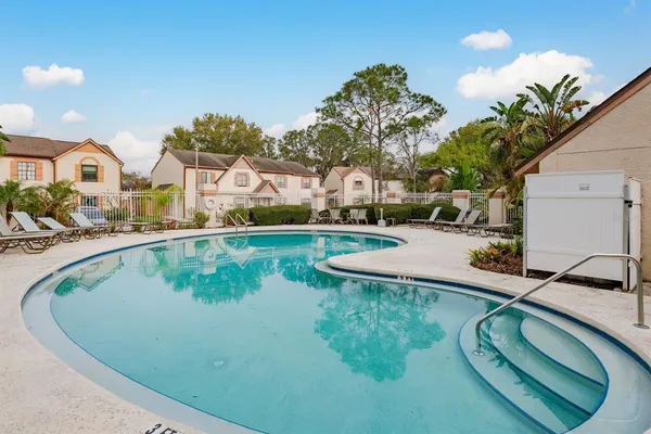 a view of a backyard