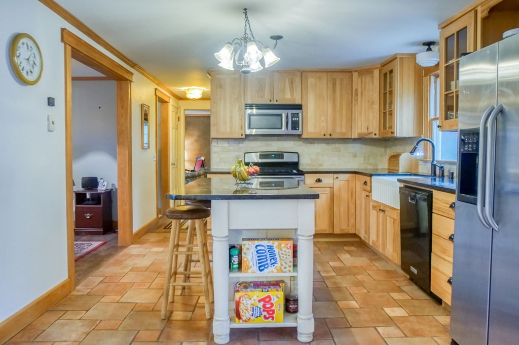 298 Sackett Road Westfield, MA 01085 - Photo 6 of 40 Gallery Image 6
