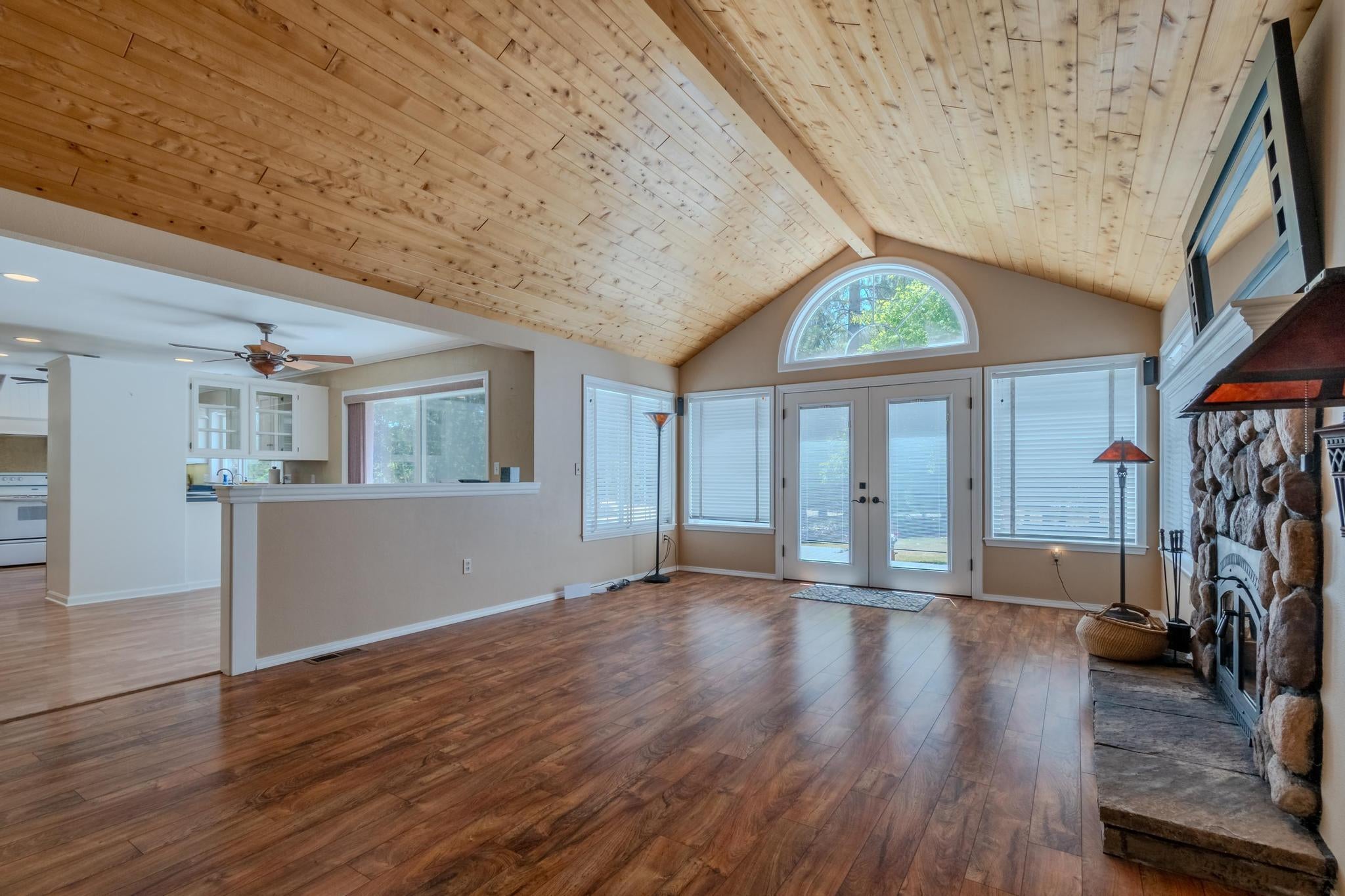 7888 Redthorne Road Rogue River, OR 97537 - Photo 9 of 48 Living Room