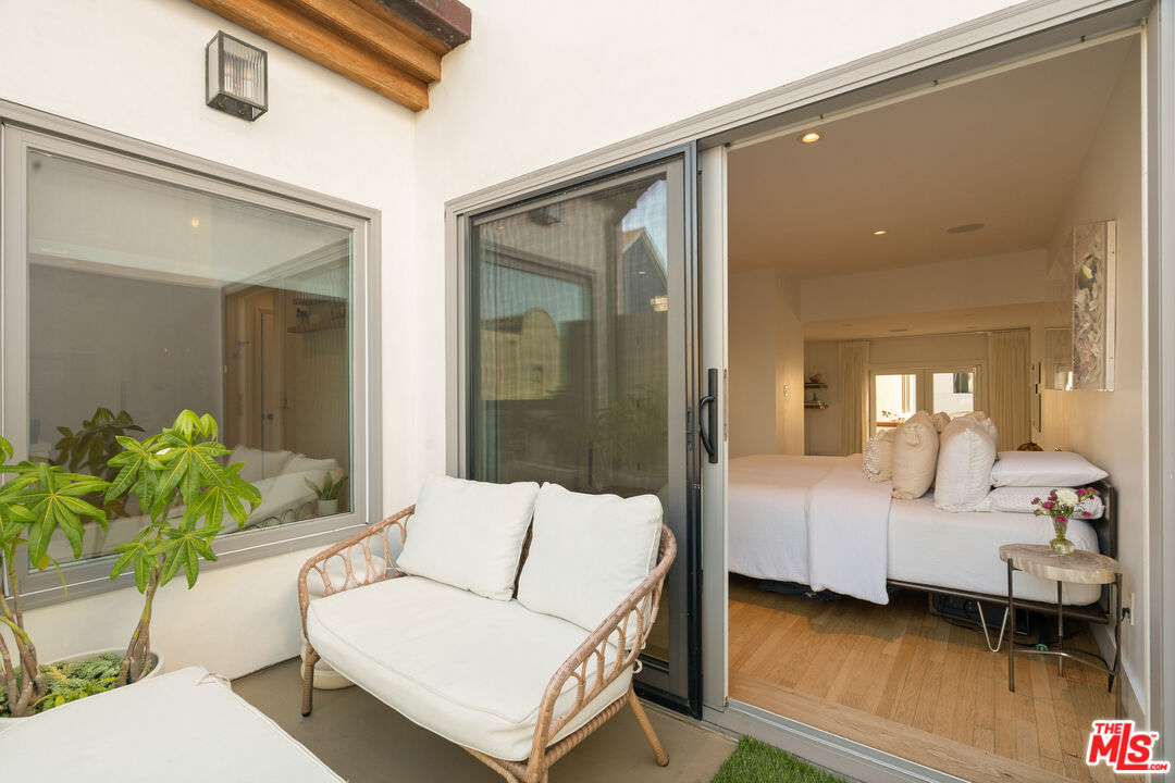 128 Roma Court Marina del Rey, CA 90292 - Photo 29 of 52 a living room with furniture and a potted plant