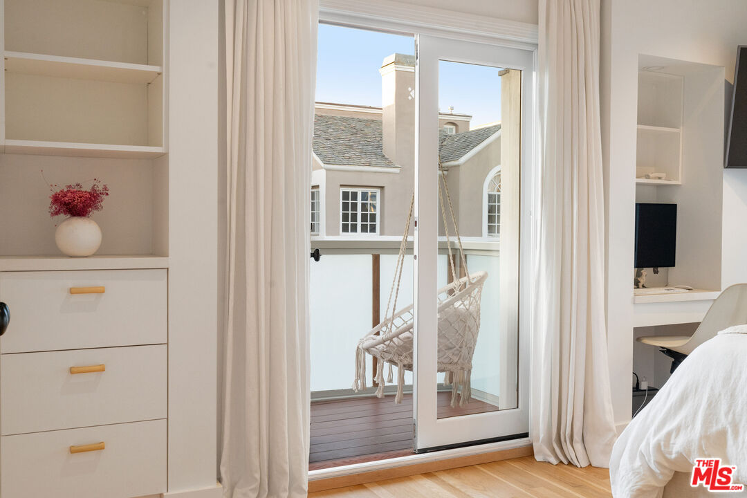 128 Roma Court Marina del Rey, CA 90292 - Photo 36 of 52 a view of a living room