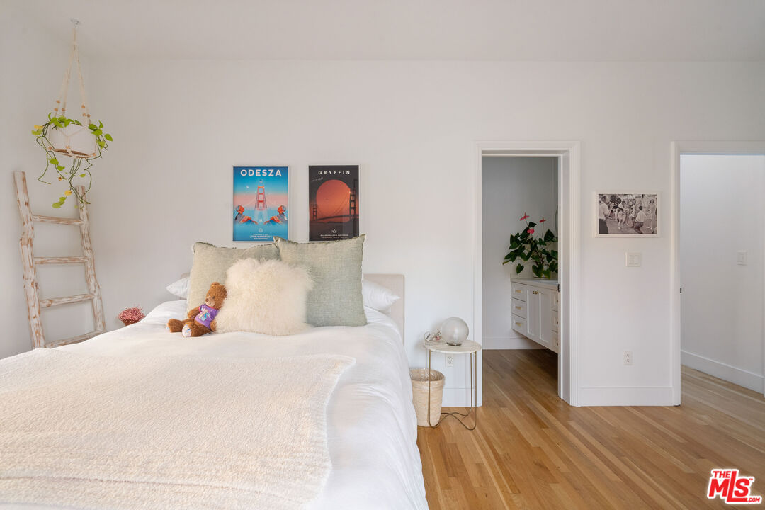 128 Roma Court Marina del Rey, CA 90292 - Photo 37 of 52 a bedroom with a bed and a potted plant