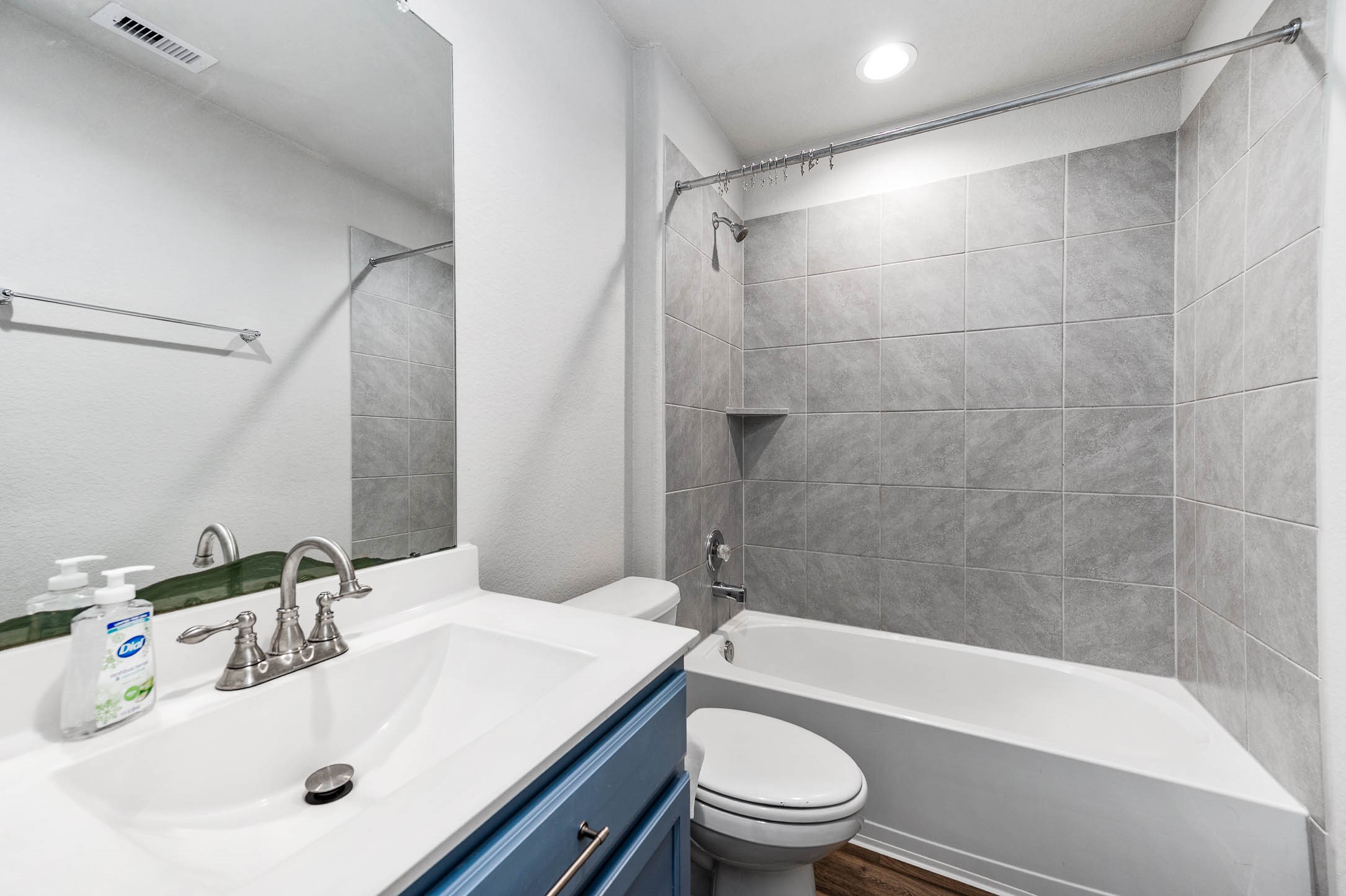 8402 Philox Park Rosharon, TX 77583 - Photo 22 of 37 Full Bathroom With Shower/Tub.