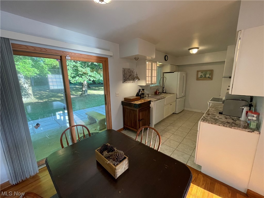 3268 Morewood Road Akron, OH 44333 - Photo 5 of 29 Notice the lighted cabinets and granite countertops