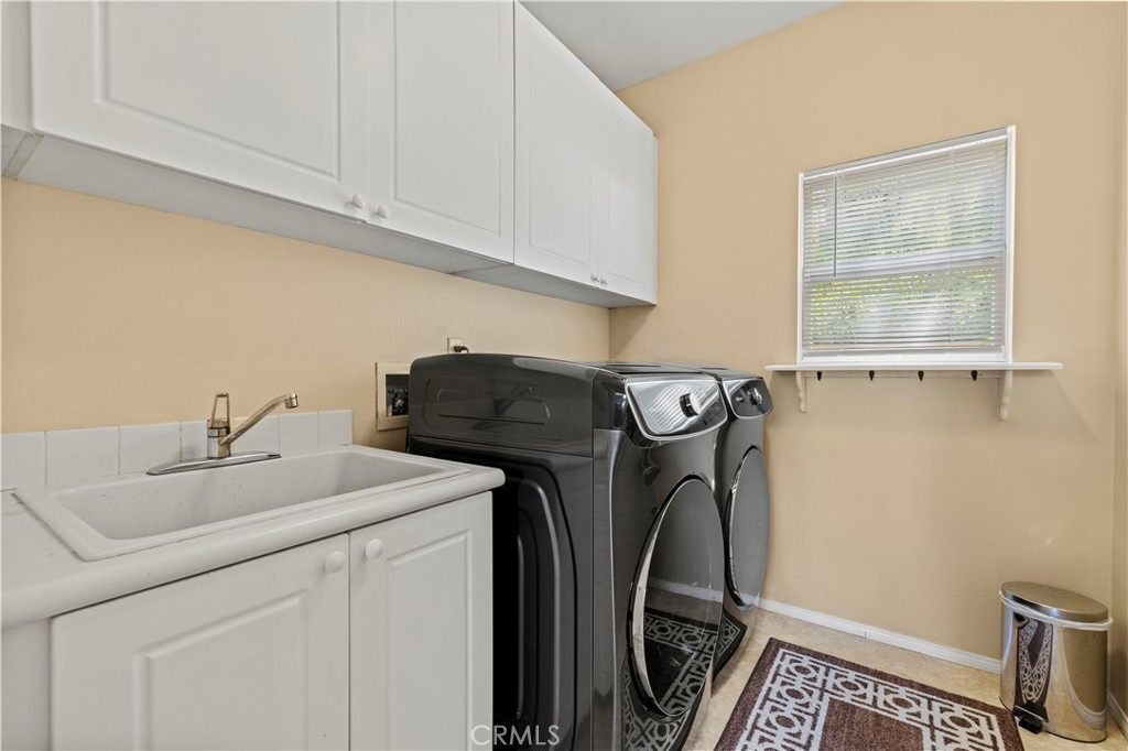 25221 Summerhill Lane Stevenson Ranch, CA 91381 - Photo 25 of 74 a utility room with dryer and washer