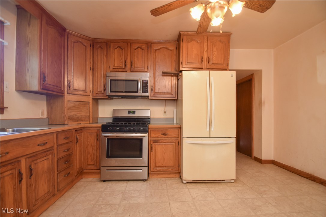 5382 West Webb Road Youngstown, OH 44515 - Photo 40 of 50 Kitchen with ceiling fan and stainless steel appliances