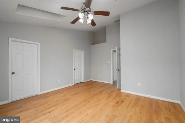a view of empty room with a ceiling fan