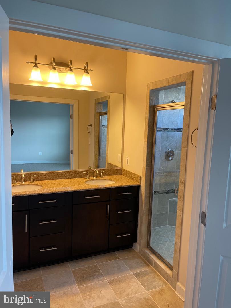 44711 Plympton Square Ashburn, VA 20147 - Photo 14 of 29 MASTER BATHROOM