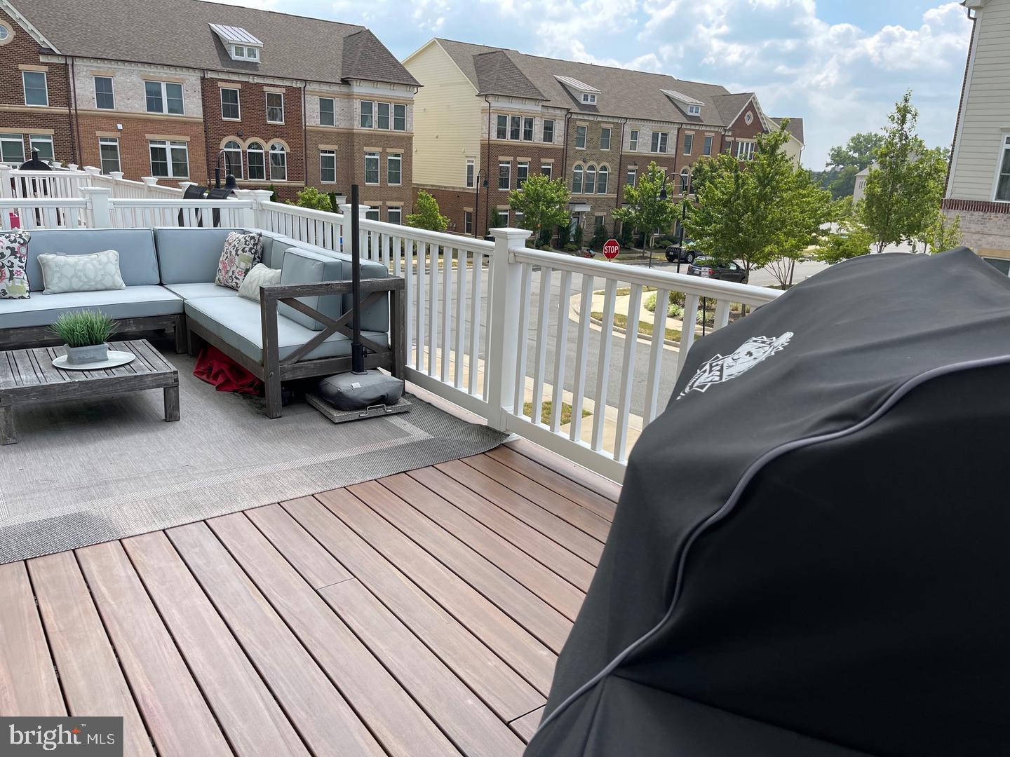 44711 Plympton Square Ashburn, VA 20147 - Photo 3 of 29 LARGE DECK