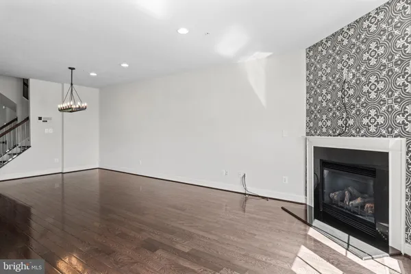 $4,295 | 44711 Plympton Square, Ashburn, VA 20147