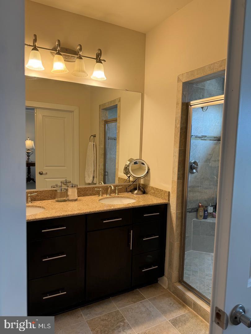 44711 Plympton Square Ashburn, VA 20147 - Photo 10 of 29 MASTER LUXURY BATHROOM
